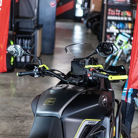 Мотоцикл QJ SVT 650X (черный/зеленый) 2026г